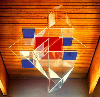 <span style="font-weight: bold">Hängeplastik für die Schwimmhalle der Klinik Burg Herstelle / Weser</span><br />Acrylglas / Edelstahl  (H. 2,4 m)  –  1974