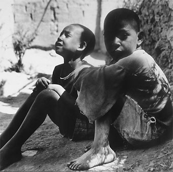 <span style="font-weight: bold">Zwei Kinder</span>   - Kasba- Straße, Marokko<br />mit der Rolleycord analog aufgenommen; 1968