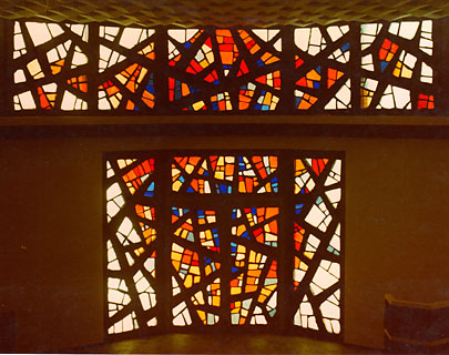 <span style="font-weight: bold">Glasfenster – Kapelle Sulingen / Niedersachsen</span><br />Innenansicht des 24 qm großen Betonglasfensters mit integrierter Eingangstür <br />(Ausführung der Betonarbeiten + Montage: G. Bode, Hann.)