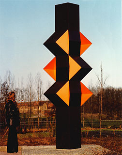 <span style="font-weight: bold">Walsroder Stele</span>   - 1974<br />Stahl, geschweißt; zweifarbige Einbrennlackierung - H: 5,20 m; B: 1,20 m