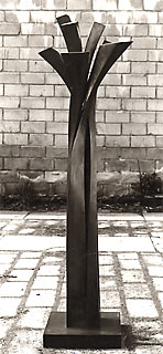 <span style="font-weight: bold">Sprössling</span>   - 1980<br />Bronzeskulptur - H: 115 cm;  Sockel: 26x26 cm<br />Bronzeguss: Bildgießerei H. Noack, Berlin