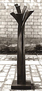 <span style="font-weight: bold">Sprössling</span>   - 1980<br />Bronzeskulptur - H: 115 cm;  Sockel: 26x26 cm<br />Bronzeguss: Bildgießerei H. Noack, Berlin