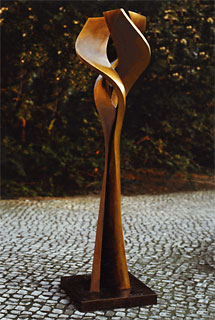 <span style="font-weight: bold">Dreifaltigkeit</span>   - 1981<br />Bronzeskulptur - H: 135 cm;  Sockel: 30x30 cm<br />Bronzeguss: Bildgießerei H. Noack, Berlin