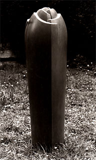 <span style="font-weight: bold">Keimling  I.</span>   - 1980<br />Graphit/GfK - H: 130 cm;  Sockel: 60x60 cm