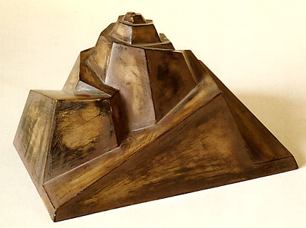 <span style="font-weight: bold">Pyramide I.</span>   - 1991<br />Holz/GfK, bemalt - H: 15 cm;  Basis: 26x24 cm