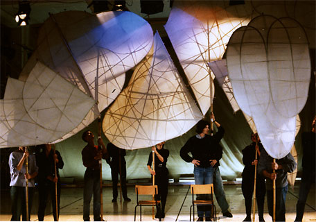 <span style="font-weight: bold">Bühnenobjekt >Tanzdrachen<  </span><br />Bambusrohrunterkonstruktion, mit Stoff bespannt – B. 8 m x H. 3,5 m; B: 2,8 m; <br />Theaterprojekt: >The Forest<, Freie Volksbühne, Berlin;<br />Regie + Bild: Robert Wilson; Co-Bildnerin: Vera Lindenberg; 1988